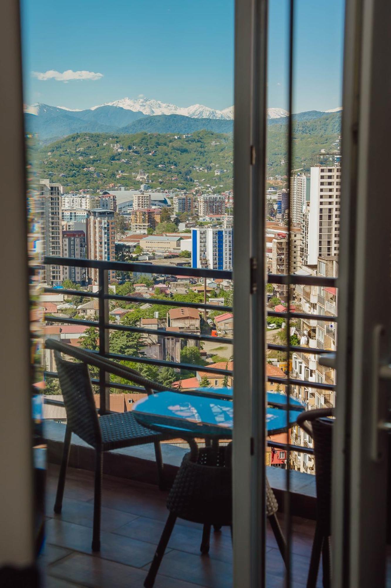 Happy Apartments バトゥーミ エクステリア 写真